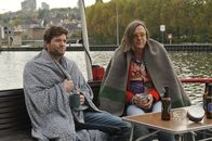 SOKO Stuttgart – Jo Stoll (Peter Ketnath, l.) und sein Freund Karl "Schrotti" Schrothmann (Michael Gaedt, r.) ahnen noch nicht, dass gleich ein neuer Fall vorbeischwimmen wird.