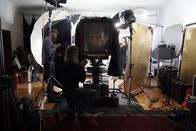 Terra Mater Wissen – Hier entsteht gerade ein Portrait nach dem Ambrotypie-Verfahren. Dreharbeiten in Fotoatelier von Kurt Moser und Barbara Holzknecht