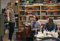 The Big Bang Theory – Endlich tut sich für Penny (Kaley Cuoco, l.) die Chance auf, bei einer Fernseherserie mitzuspielen, doch Leonard (Johnny Galecki, M.) scheint ihr nicht unterstützend zur Seite zu stehen. Derweil hat Amy (Mayim Bialik, r.) ganz andere Sorgen ...
