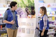Superstore – Jonah (Ben Feldman, l.); Amy (America Ferrera, r.)