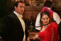 Charmed - Zauberhafte Hexen – Drake (Billy Zane, l.) und Phoebe (Alyssa Milano, r.) reisen in die Vergangenheit, um einen Dämon im Jahr 1890 zu vernichten ...