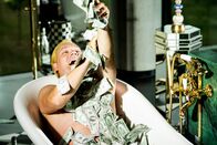 Bibi & Tina - Der Film – Hans Kakmann (Charly Hübner) badet am liebsten im Geld.