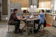 Two and a Half Men – Waldens ehemaliger Geschäftspartner Billy Stanhope (Patton Oswalt, r.) taucht auf und möchte das Kriegsbeil zwischen ihnen begraben, denn er hat eine Erfindung gemacht, die man gut verkaufen könnte. Dafür benötigt er allerdings Waldens (Ashton Kutcher, l.) Hilfe. Doch was wird Walden tun?