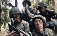 Californian Commando – Van (Kian Lawley, l.) und seine Kameraden Forsbacka (Tatu Sinisalo, 2.v.l.), Soukka (Elias Keranen, 3.v.l.) und PH (Juho Uusitalo, r.) werden auf einen langen Marsch durch den Wald geschickt. Obwohl Van glaubt, dass der Marsch hart genug war, ist das erst der Anfang.