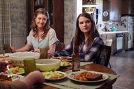Young Sheldon – Mary Cooper (Zoe Perry, l.); Missy Cooper (Raegan Revord, r.)