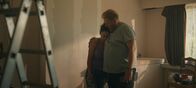 The Club – Bert (Dominique Van Malder, r.) tröstet Kirstie (Janne Desmet, l.), nachdem sie von der Ärztin eine niederschmetternde Nachricht erhalten haben.