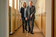 Sturköpfe – Die Blindenlehrerin Sissi (Alwara Höfels) trainiert mit dem erblindeten Stahlfabrikant Theo Olsson (Peter Haber) die Langstocktechnik.