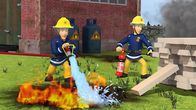 Feuerwehrmann Sam – Am Bahnhof löschen Elvis und Arnold den Brand, der von einem davongerollten Grill verursacht wurde.