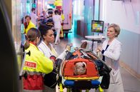 In aller Freundschaft – Dr. Lucia Böhm (Vanessa Rottenburg, 2.v.li.) und Dr. Kathrin Globisch (Andrea Kathrin Loewig, re.) sichten die Patienten, die nach dem Massenunfall in der Sachsenklinik ankommen. Alles funktioniert Hand in Hand und sehr koordiniert.; ARD/MDR IN ALLER FREUNDSCHAFT (1072), "Vollgas" Uhr im ERSTEN. Dr. Lucia Böhm (Vanessa Rottenburg, 2.v.li.) und Dr. Kathrin Globisch (Andrea Kathrin Loewig, re.) sichten die Patienten, die nach dem Massenunfall in der Sachsenklinik ankommen. Alles funktioniert Hand in Hand und sehr koordiniert.