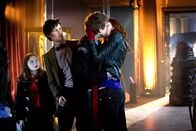 Doctor Who – Amelia (Catlin Blackwood, l) und der Doktor (Matt Smith, 2.v.l.) beobachten Rory (Arthur Darvill) und Amy Pond (Karen Gillan) bei einem Kuss.