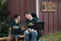 Speechless – Berater (Rudy Martinez, l.); JJ DiMeo (Micah Fowler, r.)