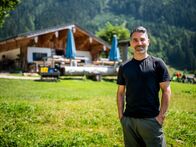 Berghütten mit Marcus Fahn – Marcus Fahn vor der Dandlalm.