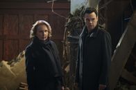 Charmed – Celeste (Kate Burton, l.); Harry Greenwood (Rupert Evans, r.)