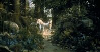 Legende – Die beiden letzten Einhörner sind ein Symbol für Schönheit und Unschuld, für Liebe und Hoffnung. Erst nach dessen Tod kann der Herr der Finsternis die Macht an sich reißen.