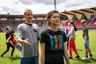 Schloss Einstein – Noah (Philip Rüger, li.) muss mit Ava (Mia Stieber) im Mindset Modul ein Team bilden. Das ist leichter gesagt als getan.