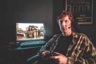 Dead Pixels – Nicky (Will Merrick) vor seinem Avatar.