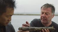 Spuren verlorener Städte mit Albert Lin – Albert Lin (L) und der leitende Taucher Gary Momber untersuchen ihre Ergebnisse. (National Geographic)