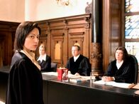 Die Anwälte – NDR Fernsehen DIE ANWÄLTE, "Leben und Tod" Uhr. Dilek Genc (Carolina Vera, li.) muss Richterin Schaaf (Traudel Haas, re.) klarmachen, dass ihr Mandant von seiner Frau misshandelt wurde.