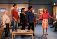 Call Me Kat – (v.l.n.r.) Phil (Leslie Jordan); Max (Cheyenne Jackson); Randi (Kyla Pratt); Carter (Julian Gant); Sheila (Swoosie Kurtz)
