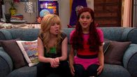 Sam & Cat – L-R: Sam Puckett (Jennette McCurdy), Cat Valentine (Ariana Grande)