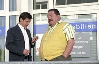 Die Rosenheim-Cops – Gar nicht gut, ist Rosenheim-Cop Korbinian Hofer (Joseph Hannesschläger, r.) auf seinen Kollegen Christian Lind (Tom Mikulla) zu sprechen, denn er hat zurecht den Veracht, dass Christian Lind wegen einer hübschen Verdächtigen in dem Fall nicht so ganz objektiv den Ermittlungen nachgeht.