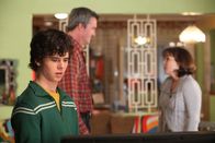The Middle – Die Hecks haben echte Geldprobleme und Frankie (Patricia Heaton, hinten r.) und Mike (Neil Flynn, hinten l.) müssen überlegen, wo sie sparen können. Auch ihre Kinder Sue, Brick und Axl (Charlie McDermott, vorne l.) bleiben von diesen Einsparungen nicht verschont ...