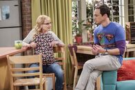 The Big Bang Theory – Intime Gespräche: Sheldon (Jim Parsons, r.) berichtet der hochschwangeren Bernadette (Melissa Rauch, l.) von seinen Fortpflanzungsplänen ...