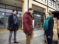 In aller Freundschaft – Dr. Philipp Brentano (Thomas Koch, links) beobachtet argwöhnisch, wie sich Dr. Niklas Ahrendt (Roy Peter Link, Mitte) und Schwester Arzu (Arzu Bazman) unterhalten. Er weiß um Niklas' Gefühle für seine Frau und befürchtet, dass Arzu zu leichtfertig darüber hinweg sieht.