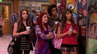 Victorious – L-R: Jade West (Elizabeth Gillies), Cat Valentine (Ariana Grande), Beck Oliver (Avan Jogia), Trina Vega (Daniella Monet)