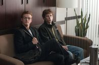 The Social Network – Sean Parker (Justin Timberlake, l.) unterstützt Mark Zuckerberg (Jesse Eisenberg, r.) als Mentor. Es geht dabei um sehr viel Geld.