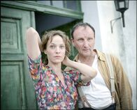 Lauf Junge lauf – Bei Gutsbesitzerin Frau Herman (Jeanette Hain) findet Jurek Unterschlupf, obwohl der SS-Offizier (Rainer Bock), mit dem sie eine Affäre hat, weiß, dass er ein Jude ist.