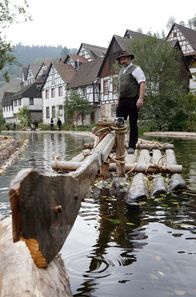 Der Rhein - Strom der Geschichte – Die Schiltacher Flößer halten noch heute eine alte Tradition hoch.