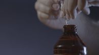 Der Fall Maddie McCann – (reenactment) Jerry preparing sleeping medication for his children.