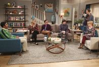 The Big Bang Theory – v.l.n.r.) Raj (Kunal Nayyar), Penny (Kaley Cuoco), Leonard (Johnny Galecki), Howard (Simon Helberg), Stuart (Kevin Sussman) und Bernadette (Melissa Rauch) ...