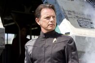 Star Trek – Captain Christopher Pike (Bruce Greenwood) ist ein Freund von Kirks verstorbenen Vater. Er schafft es, den draufgängerischen Kirk für die Sternenflotte zu begeistern ...