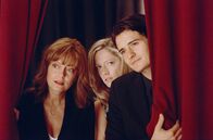 Elizabethtown – v.l.n.r.) Hollie (Susan Sarandon), Heather (Judy Greer) und Drew (Orlando Bloom) ...