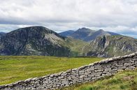 Irischer Kompass – Die Mourne Mountains, die höchsten Berge Nordirlands, durchzieht eine 36Kilometer lange Steinmauer. Ein wichtiges Relikt, das einst das Trinkwassergebiet vor Tierenschützte.