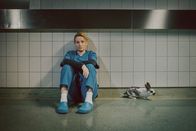 Der Samstagskrimi: Theresa Wolff – Dr. Theresa Wolff (Nina Gummich) denkt über die Entwicklungen in dem Fall nach.