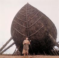 Die Bibel – Noah (John Huston) steht vor der Arche, die Teile der Welt vor der Zerstörung durch eine große Flut retten soll.