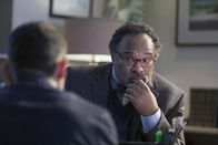Lucifer – Lucifer ist begeistert, als er bei einem neuen Fall auf den Leiter (Geoffrey Owens) einer ganz außergewöhnlichen Schule trifft, die die Kontrolle über Gefühle als wichtigen Bestandteil ihrer Arbeit ansieht. Ein Aspekt, der Lucifer bei seinem neusten Plan äußerst hilfreich sein könnte ...