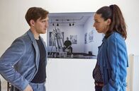 Die Frau in Blau – Kann Denis (Jonas Nay) mit seiner Fotoausstellung Martha (Judith Bohle) überzeugen?