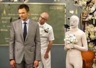 Community – Endlich hat Jeff (Joel McHale, l.) genug Studienpunkte zusammen, um seinen Abschluss zu machen. Der stolze Studienleiter Pelton (Jim Rash, M.) kann es kaum glauben ...