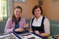 Hoagascht – Moderatorin Christina Oemmer (links) mit Sammlerin Heidi Pichler