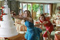 Desperate Housewives – Katherine (Dana Delany, l.) sieht die Hochzeitstorte, die Bree (Marcia Cross, r.) für eine Hochzeit hat anfertigen lassen, und ist geschockt darüber. Denn Katherine hat diese Torte extra für ihre imaginäre Hochzeit mit Mike entworfen ...