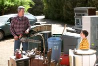 The Middle – Mike (Neil Flynn, l.) gerät mit seinem Vater Big Mike in Streit, weil der der Meinung ist, Mike sei nicht streng genug mit Brick (Atticus Shaffer, r.). Währenddessen sucht Frankie eine Betreuerin für ihre Tante Edie, nachdem diese fast ihr Haus in Brand gesteckt hätte ...