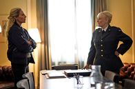 Maria Wern, Kripo Gotland – Kräftemessen der Ermittlungsprofis: Maria Wern (Eva Röse, li.) trifft beruflich auf ihre Schwiegermutter, Oberst Harriet Ståhl (Eva Fritjofson r.).