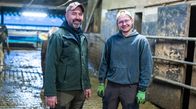 Azubi Storys – Fröhlich im Stall: Ausbilder Sönke (l.) mit Azubi und zukünftigem Landwirt Jeffrey.