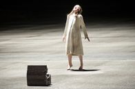 Possession – Als die kleine Em (Natasha Calis) sich während eines Flohmarkbummels in ein antikes Holzkästchen verliebt, ahnt sie nicht, dass darin das Böse haust. Sicher weggesperrt, bis das Mädchen heimlich die Schachtel öffnet
