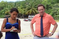 Death in Paradise – Florence Cassell (Joséphine Jobert) und DI Jack Mooney (Ardal O'Hanlon) nehmen die neusten Information zum Mordes auf.