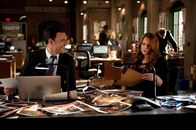 The Mentalist – Versuchen, einen neuen Fall aufzudecken: Wayne (Owain Yeoman, l.) und Grace (Amanda Righetti, r.) ...